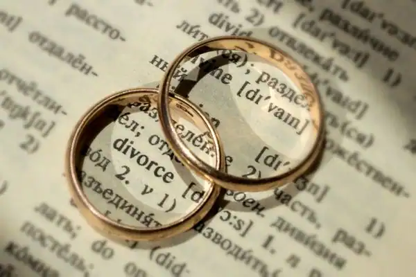 Image of rings removed before divorce mediation Bridlington